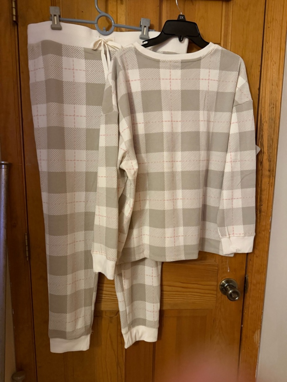 LOFT Beige and White Plaid Women's Pajama Set - Picture 5 of 8